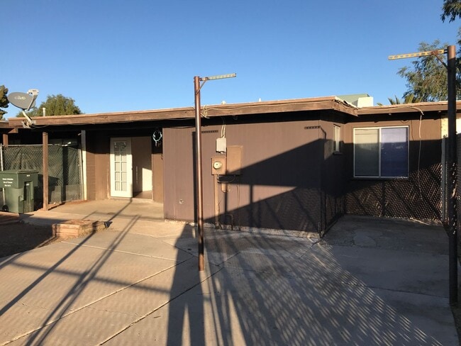 Building Photo - Conveniently Located 3Bdm 2Ba Townhome!