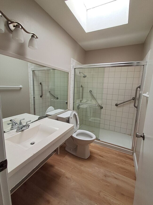 Building Photo - Roseville 2 Bedroom Duplex, New Carpet, Central Heat and Air, Large Fenced Yard