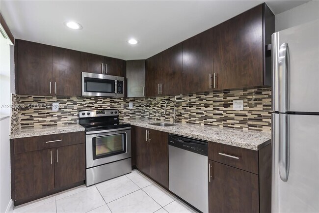 Building Photo - 9180 Fontainebleau Blvd
