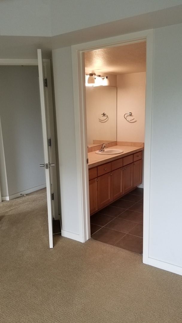 Building Photo - 2 Bedroom Condo SUPER close to Campus!
