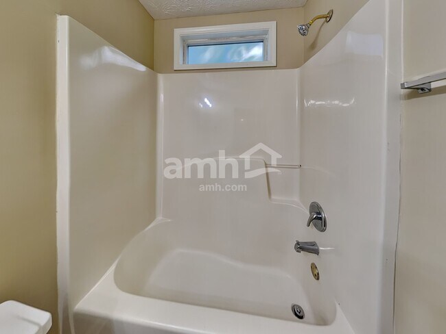 Building Photo - 820 Whitecrest Ct