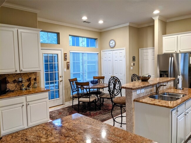 Building Photo - 10114 Crescent Bluff Ln