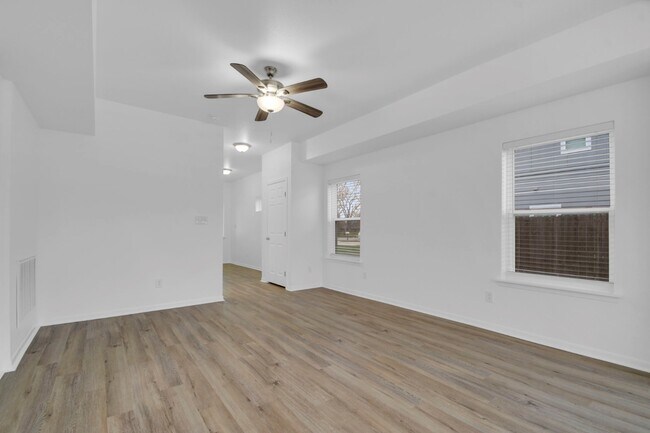 Building Photo - 1004 E Fannin St