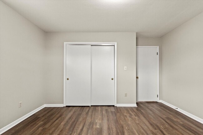 Building Photo - Charming Full Brick Home in Peaceful Count...