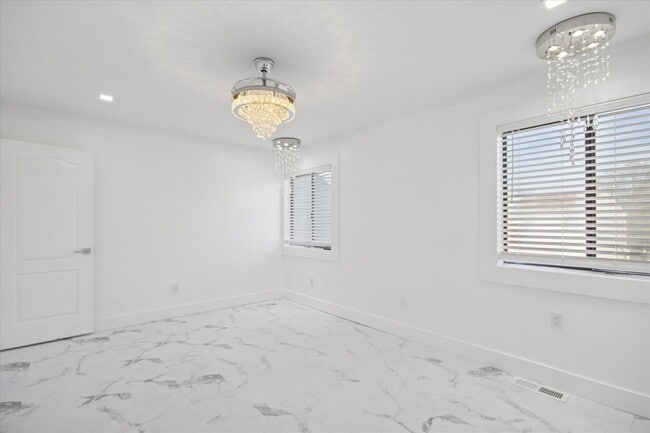 Building Photo - $200 RENT CREDIT | MOVE-IN READY!