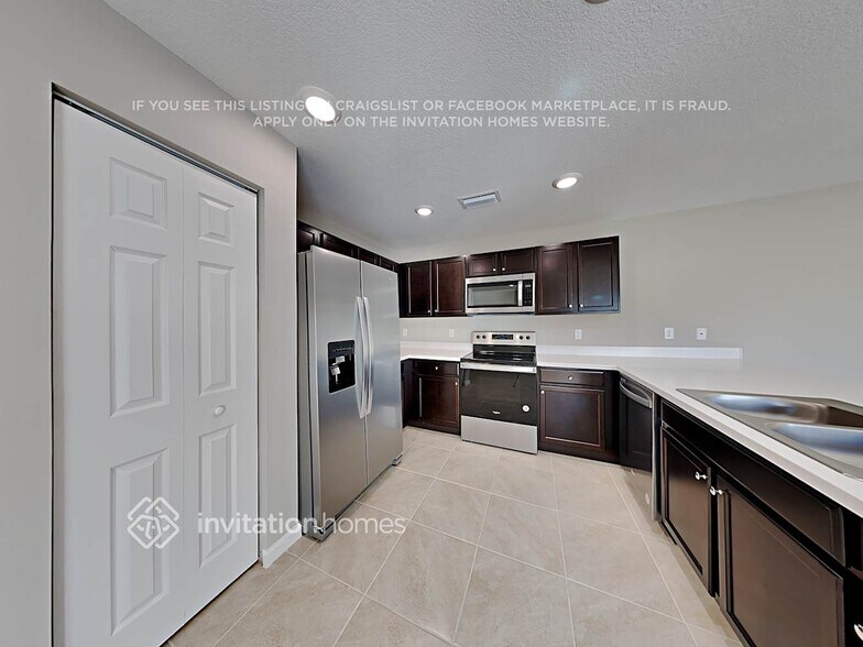 Building Photo - 244 SW Aubudon Ave