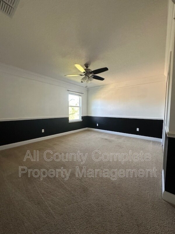 Building Photo - 738 W Kings College Dr