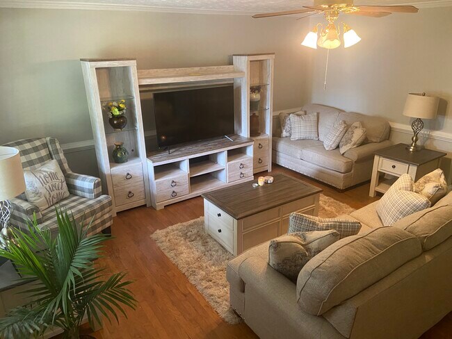 Primary Photo - 11 Oak St