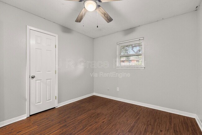 Building Photo - 8806 Fox Hollow Dr