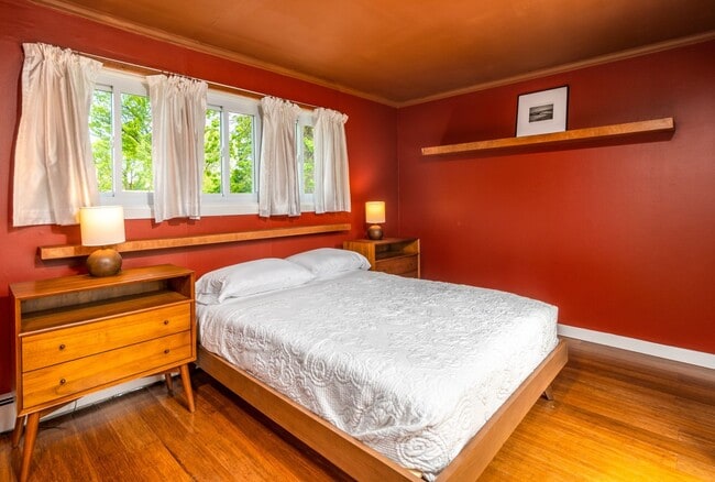 Building Photo - Beautiful Single Family Home w Massive Yard for Rent