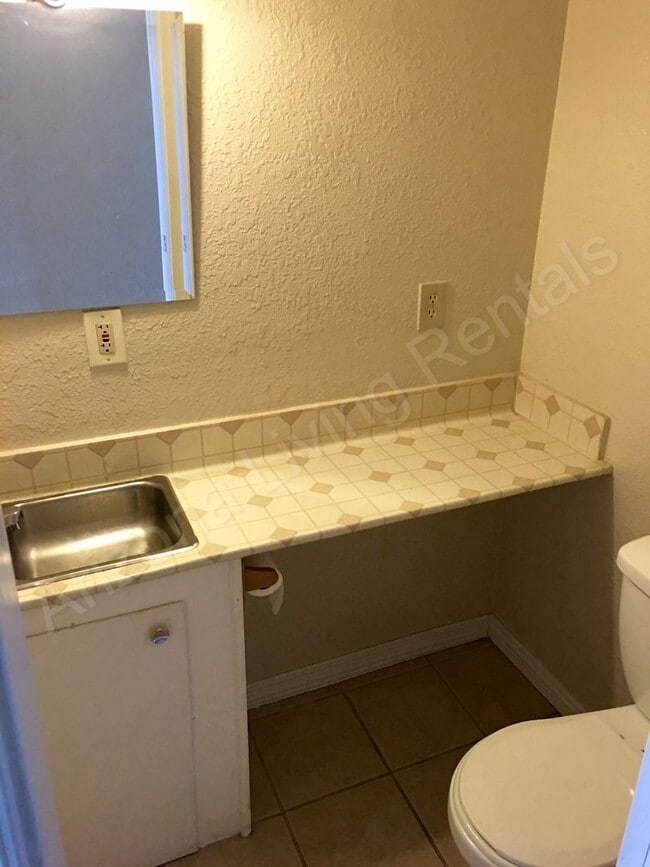 Building Photo - COZY TWO BEDROOM HOME