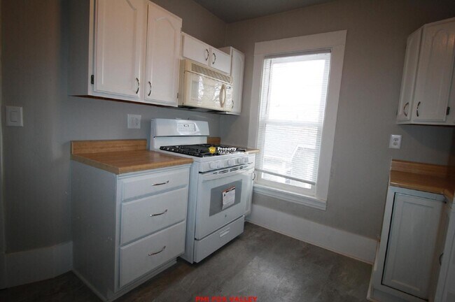 Building Photo - Large refurbished 3 Bedroom Upper