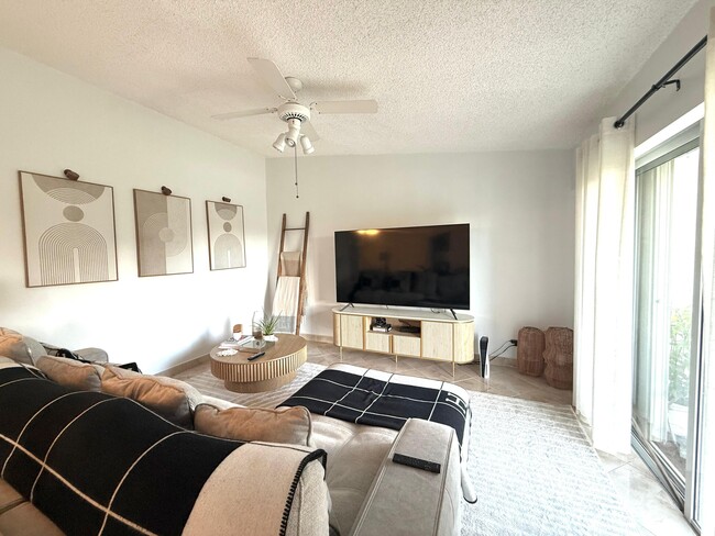 Building Photo - 15860 Laurel Oak Cir