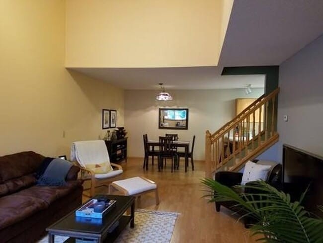 Building Photo - 2 Bed + Loft/1.5 Bath Townhouse- Great Location! Available June 1