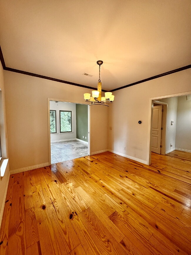Building Photo - 723 N Lakeview Dr