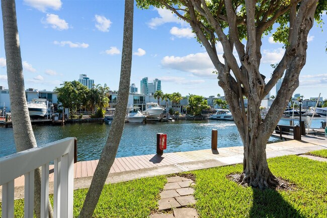 Building Photo - 822 NE 25th Ave