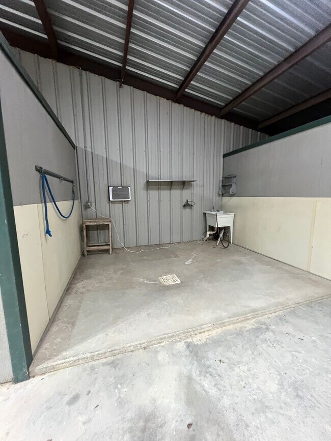 Building Photo - Horse Property - POOL - Country living at ...