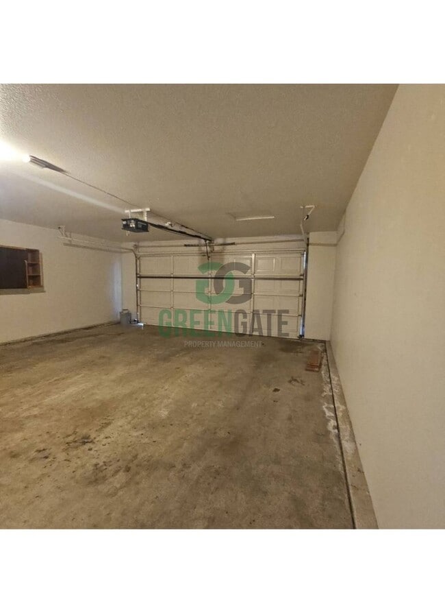 Building Photo - Beautiful 3 BEDROOM 2.5 BATH HOME IN MODES...