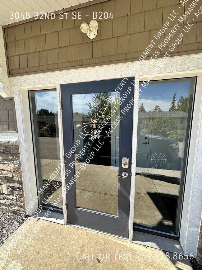 Building Photo - Great SE Side area close to 28th St and Be...