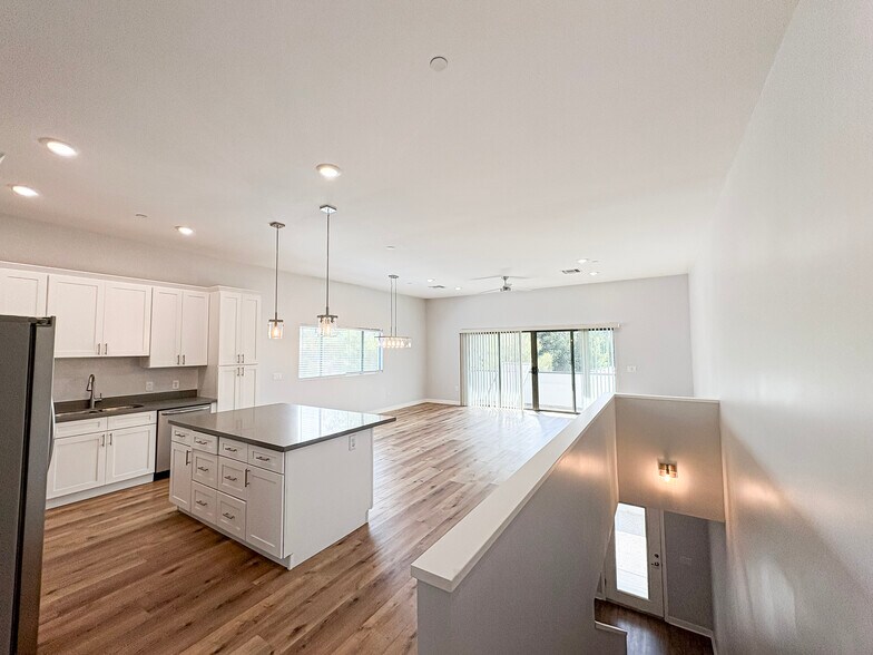 Building Photo - 1645 E Cheery Lynn Rd