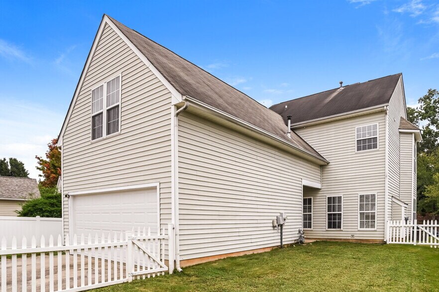 Building Photo - 6833 Tanners Creek Dr