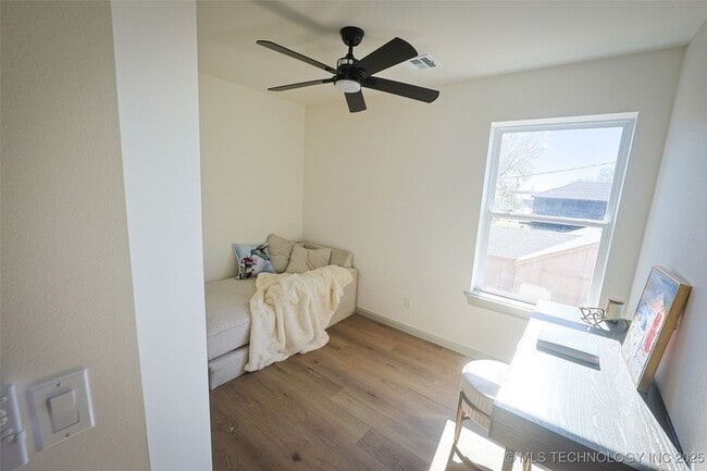 Building Photo - 112 W 2nd St