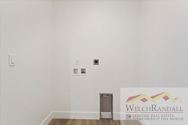 Building Photo - Live in Style – 3 Bed, 2.5 Bath Townhome i...