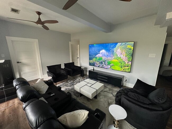 Building Photo - 3210 Hampton Rd