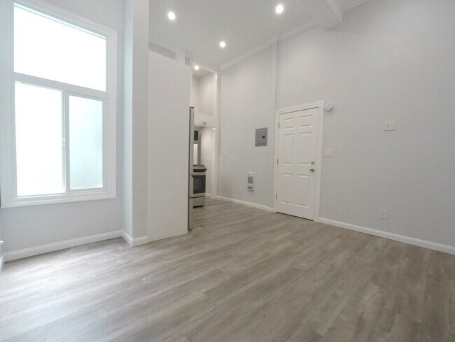 Building Photo - 518 7th St
