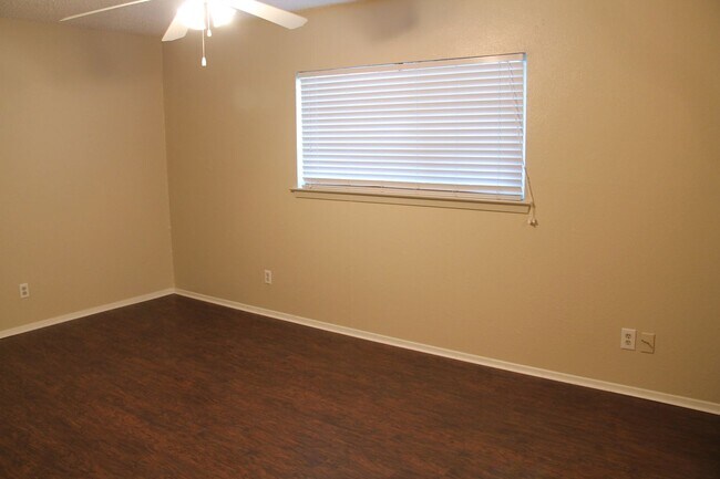 Building Photo - 2500 Bowling Green St
