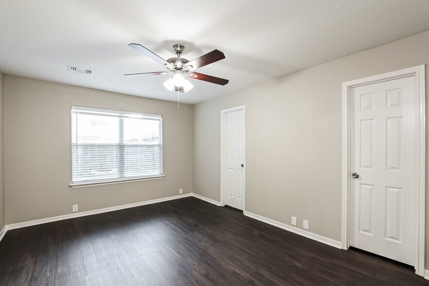 Building Photo - 10403 Falling River Dr