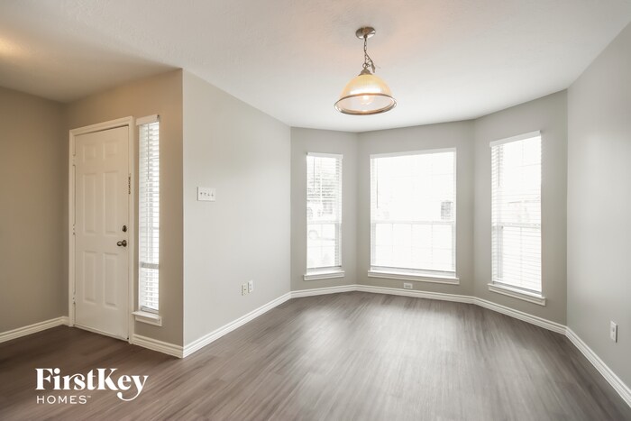 Building Photo - 2210 Shady Pine Dr