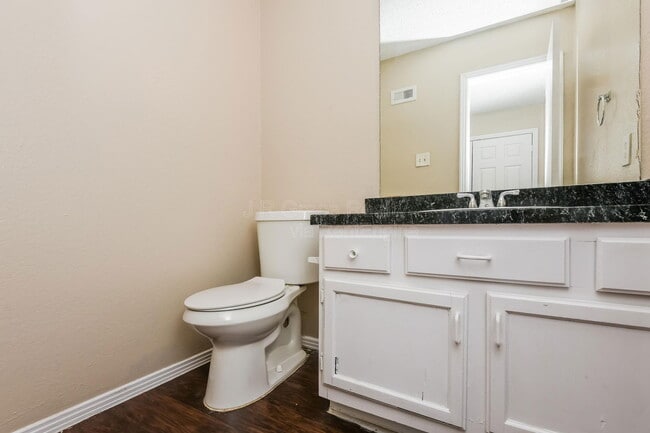 Building Photo - 5915 Shadydell Dr