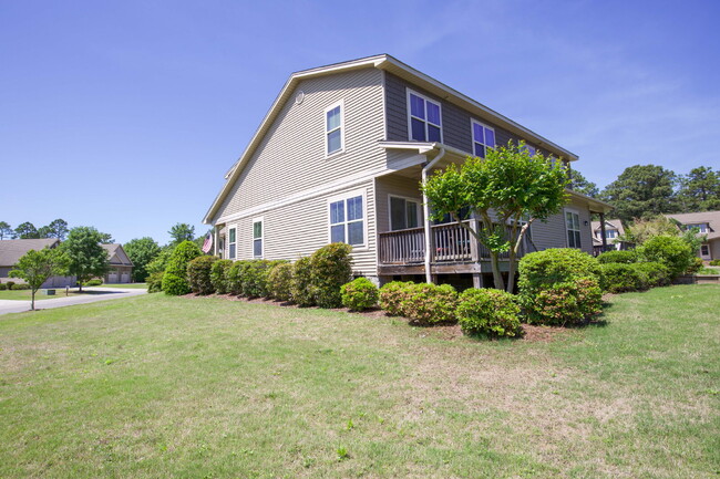 Building Photo - Charming End-Unit Townhome in Southern Pines