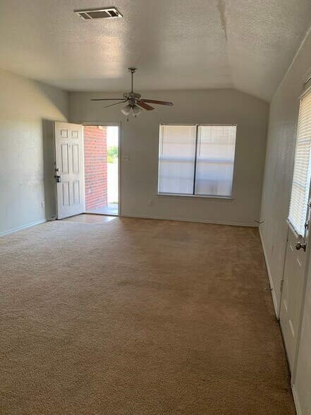 Building Photo - 2916 Ashley Dr