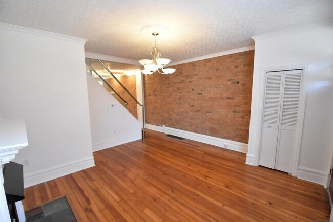 Building Photo - 2 bedroom, 2.5 bathroom brick townhouse