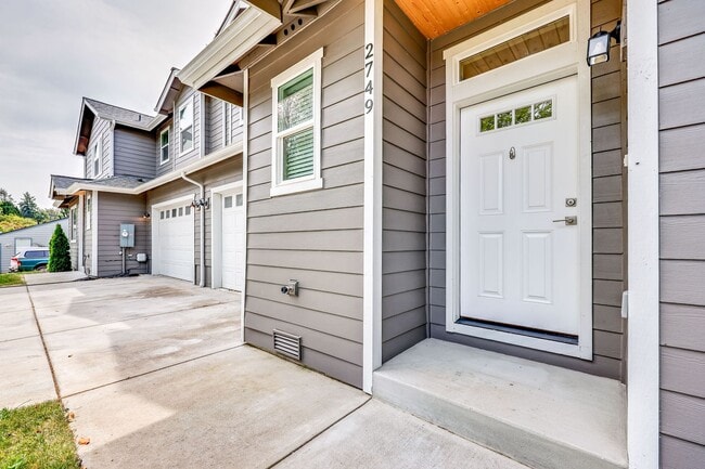Building Photo - Newer Duplex Bremerton