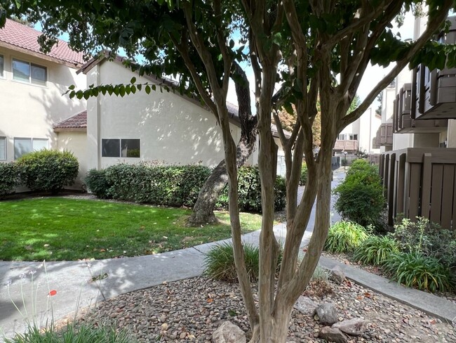 Building Photo - Updated 2 bedroom condo located in a gated...