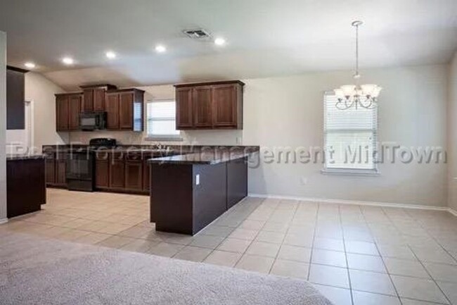 Building Photo - Charming Newer Home Master-planned communi...