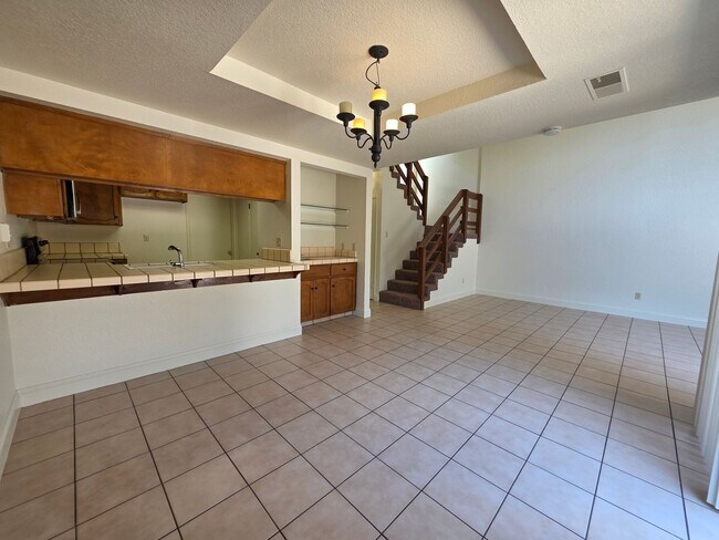 Building Photo - 3 bedroom condo w/2 car garage!