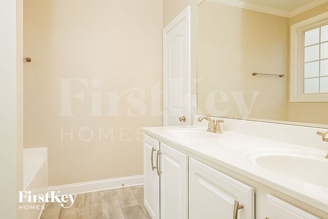 Building Photo - 649 Woodlake Park Dr