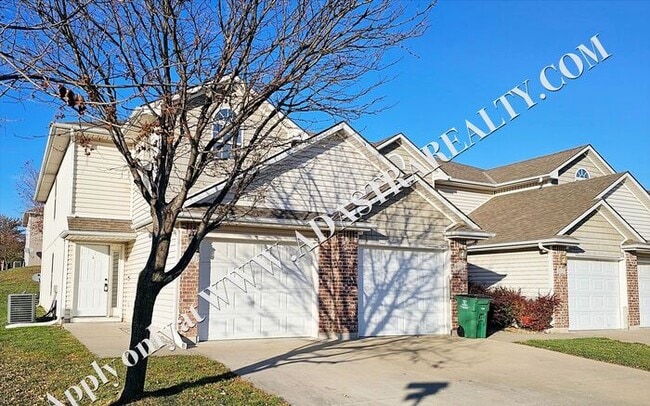 Building Photo - Beautiful Townhome in Blue Springs-Available NOW!!