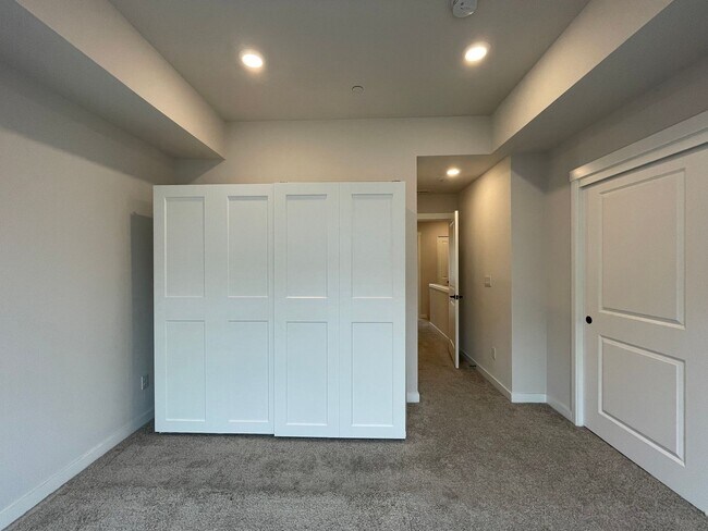 Building Photo - Beautiful, Bight & Modern 2Bd/2.5Ba Townhome in North Bethany! Two car attached garage, In unit l...
