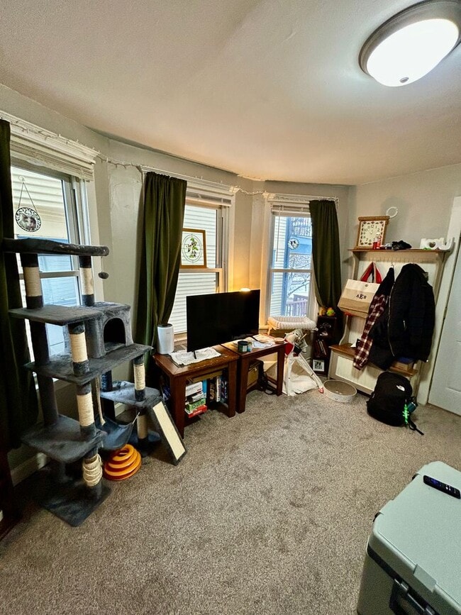 Building Photo - AVAILABLE JUNE - 2 BED 1 BATH