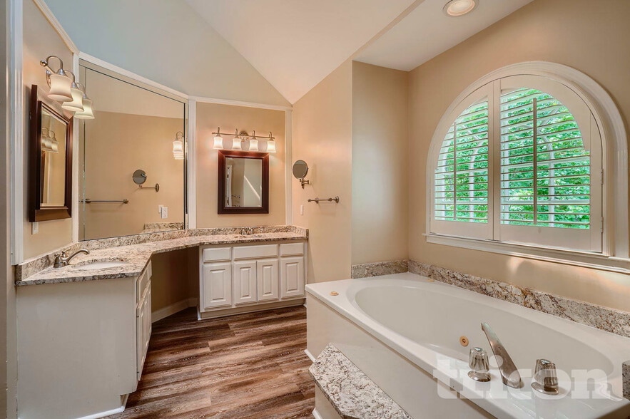 Building Photo - 2207 Lullwater Dr