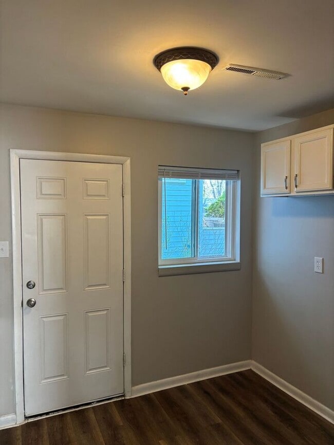 Building Photo - Charming 2-bedroom and 1-bathroom house lo...