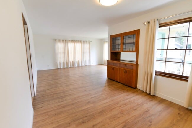 Building Photo - Single Family Home-Prime Location! Washer/...