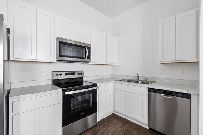 Building Photo - 112 Silver Birch St