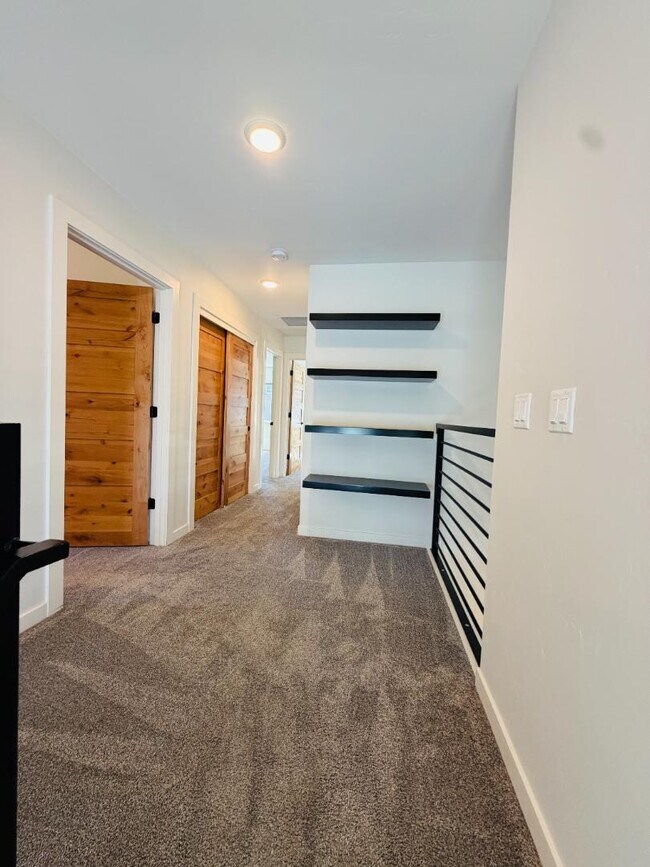 Building Photo - 61188 Bachelor View Rd