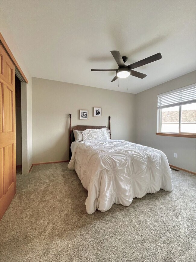 Building Photo - Stetson Hills Spacious Stunner! 4 bed, 3 bath, loft, and 3,100+sqft